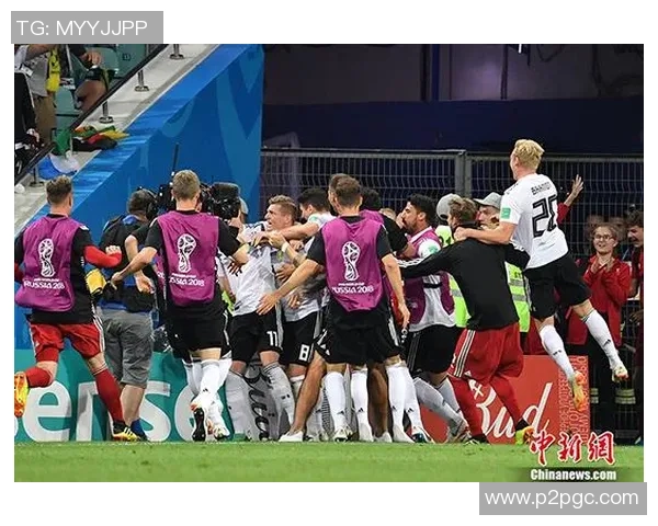 扎小辫的白人足球明星场上英姿飒爽瞬间展现魅力与实力 扎小辫的白人足球明星场上英姿飒爽瞬间展现魅力与实力