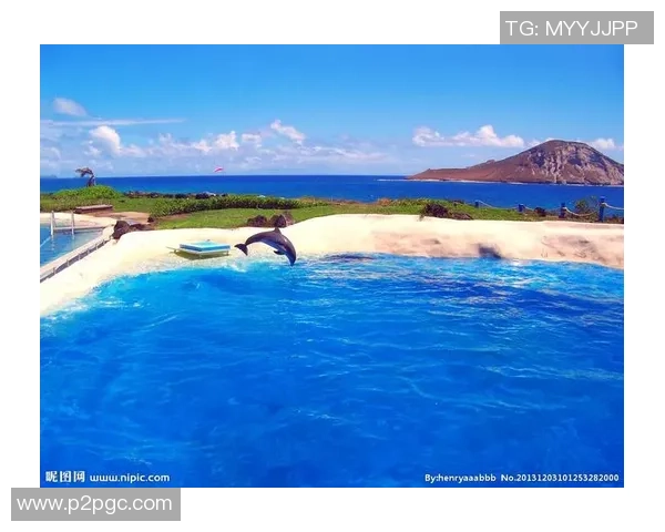 足球巨星与海边风景的完美融合，展现运动与自然的和谐美学