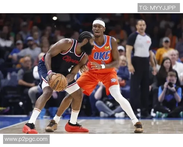 NBA球星跨界挑战足球场展现惊人技巧和激情比赛